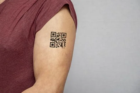 Shoulder of a man with a qr code on a light background, place for text, copy spa Foto stock
