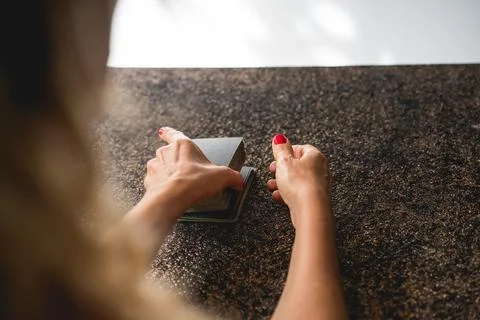 Shoulder view of a tarot reader blending the cards, preparing for an insigh.. Stock Photos