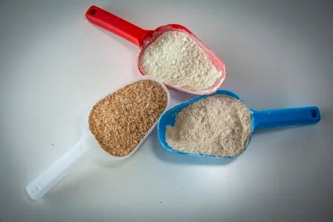 Shovels with different types of flour Foto stock