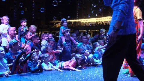 Show time in the Turkish resort. Many children and parents watch the performa Video stock 95116089