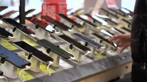A Showcase of Modern Smartphones: Exploring Diverse Models on Display with Hands 動画素材 332653162