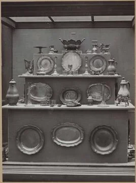 Showcase with objects of tin, down three scales; West. Courtyard. . Copyri... Foto stock