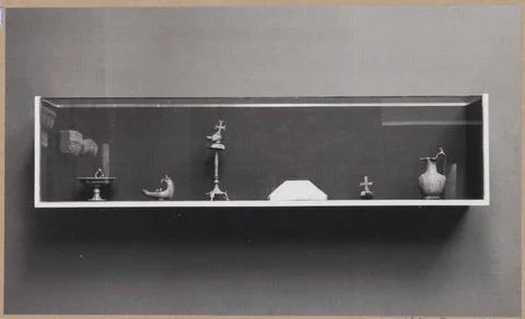 Showcase with six objects; 5000 year art from Egypt from the museums of Ca... Stock Photos