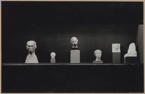 Showcase with six objects including four heads; 5000 years of art from Egy... Stock Photos