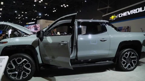 Showcase a sleek, modern SUV at a major Auto Expo event Vídeo Stock 291624736
