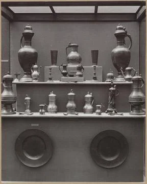 Showcase with tin objects, bottom two plates; West. Courtyard. . Copyright... Foto stock