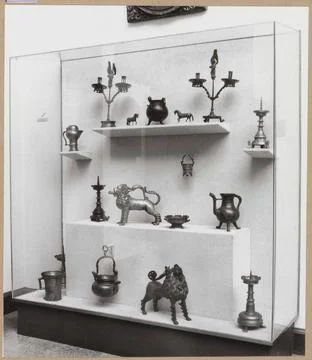 Showcase with various objects including candlesticks and two lion figures;... Foto stock
