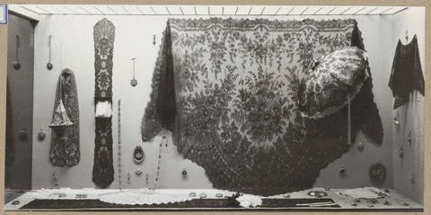 Showcase with various objects including a parasol; Exhibition lace and sma... Foto stock