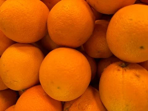 Showcasing a close-up view of several oranges piled together, exhibiting thei Foto stock