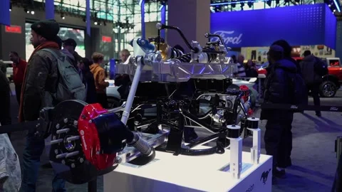 Showcasing an Innovative Engine Display at Renowned Automotive Showcase Event Vidéo 291623381