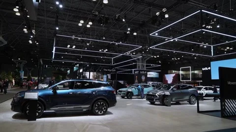 Showcasing a Modern Auto Show Display Featuring Various Innovative Vehicles Vídeo Stock 291625002