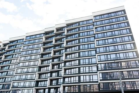 Showcasing the sleek lines and reflective glass of a contemporary building am 스톡 사진