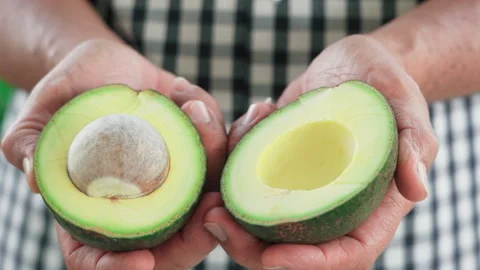 Showing Avocade cut in half slowmotion Vídeos de archivo 156045810