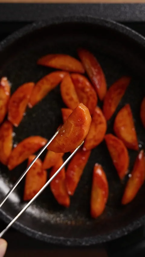 Showing Cooked Carrot Half Round To Camera Vertical Top View Close Up Vídeos de archivo 336204939