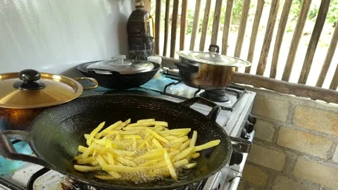 Showing loop potato fries bubbling in hot oil Stock Footage 325834387