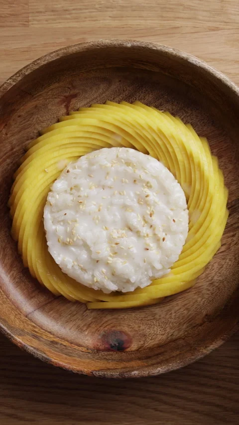 Showing Mango Sticky Rice Dessert On Plate Vertical Top View Vidéo 335775258