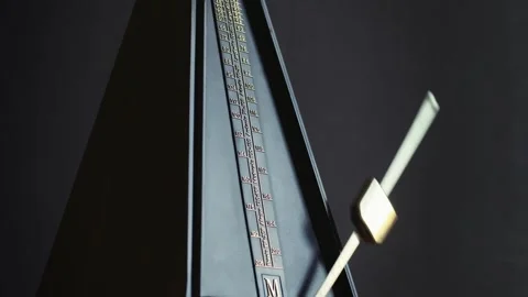 Showing rhythmic motion of a traditional metronome pendulum swinging Vidéo 278239267