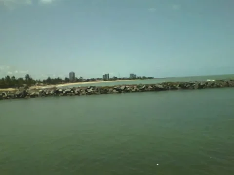 Showing the river that flows into the sea, and also around the place Video stock 162147622