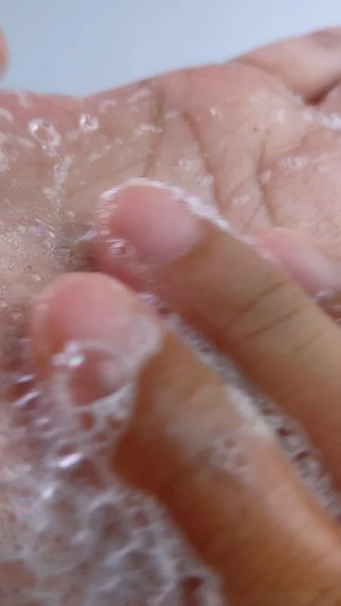 Showing soap foam bubbles on hand and rubbing palm gently. Close up view, h.. Vídeo Stock 335022553