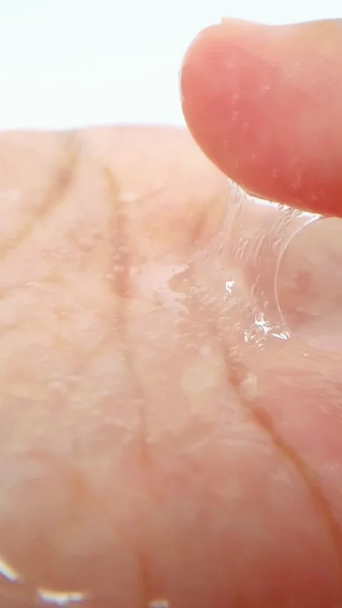 Showing thick clear liquid on palm surface. Close up view. Transparent visc.. Vídeo Stock 335022462