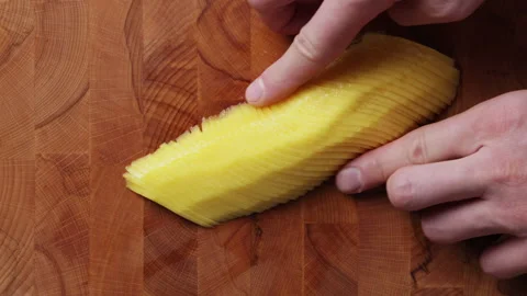 Showing Thinly Sliced Fresh Mango Close Up Top View Vidéo 335081742