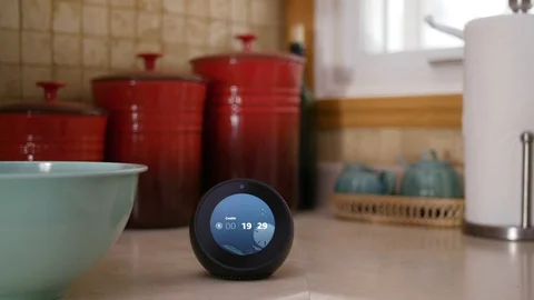 Showing Timer on Amazon Echo Spot Screen in Kitchen Vídeo Stock 99151003