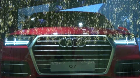 The showroom with with the Audi auto model in the showcase Vidéo 88433489