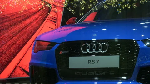 The showroom with with the Audi auto model in the showcase 스톡 동영상 88687970