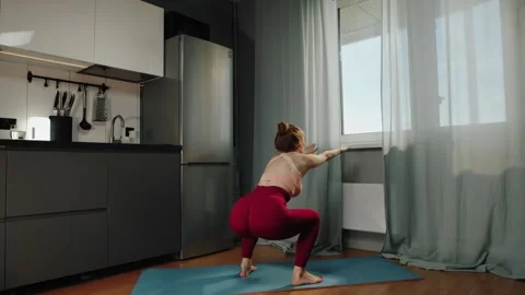 Shows How to do Squats Exercise Correctly Vídeos de archivo 306017649