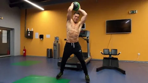 Shredded guy WORKING OUT WITH THE MED BALL! Video stock 138914606