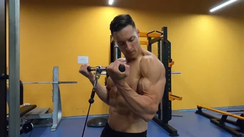 Shredded guy workout his biceps with cable curl Video stock 138854925