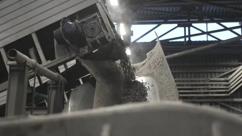 Shredded rubber flows from shredder onto conveyor belt Stock-Footage 324068090