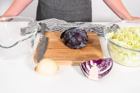 Shredding cabbage Stockfoto's