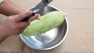 Shredding Green Papaya Casually By Slice Stock Footage Video (100%  Royalty-free) 1007169802