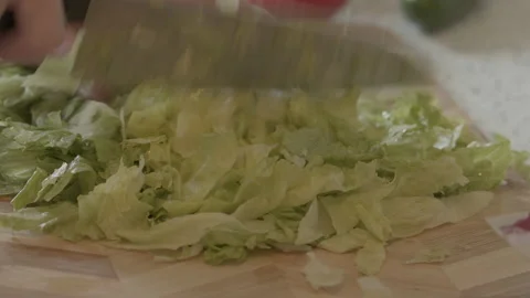 Shredding lettuce, making shredduce Stock Footage 155544233