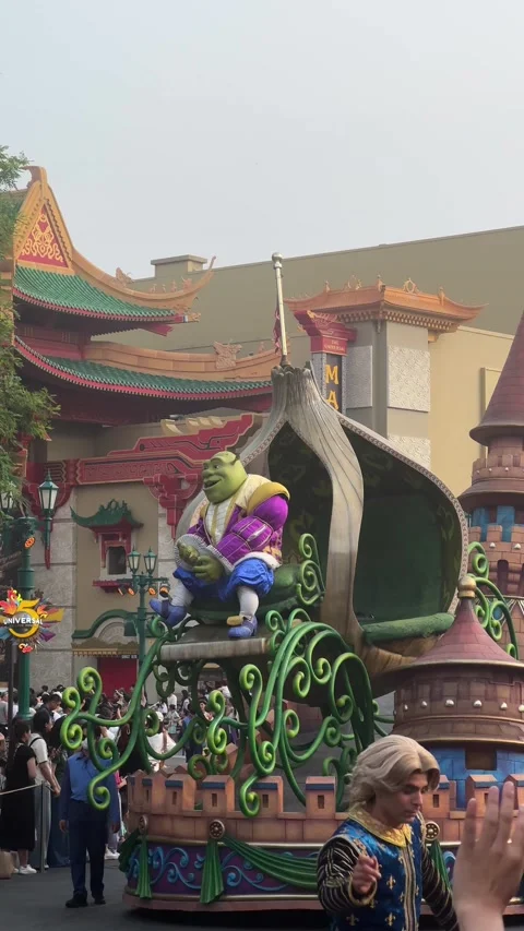 Shrek characters on decorative float during amusement theme park. Stock-Footage 338447664