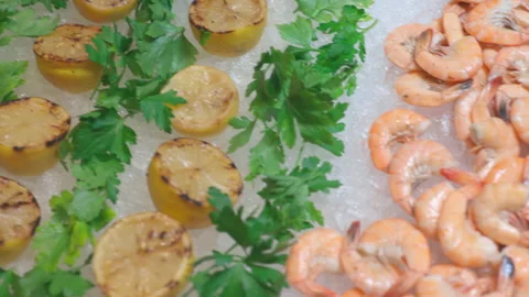 Shrimp and lemons on ice Vidéo 160503260