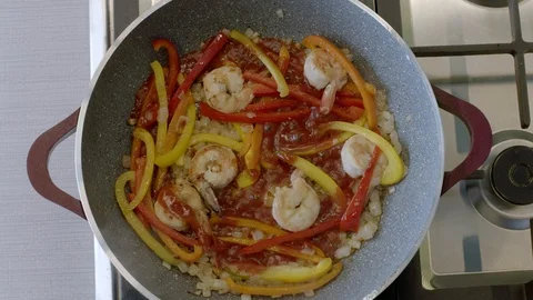 Shrimp and vegetables in the pan 库存影片 92278352