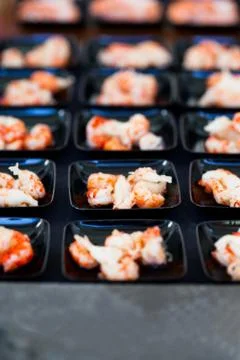 Shrimp appetizers displayed in rows Foto stock