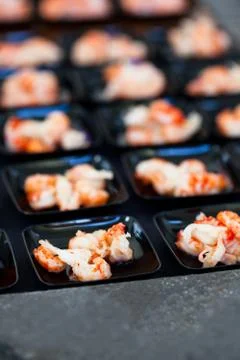 Shrimp appetizers displayed in rows Foto stock