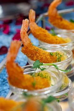 Shrimp in batter close-up. dish on the buffet table Foto stock