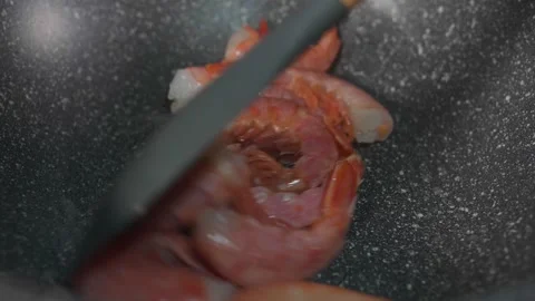 Shrimp in a frying pan Video stock 268577047