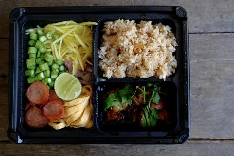 Shrimp Paste Fried Rice put it in a ready-to-eat lunch box. Stock-Fotos