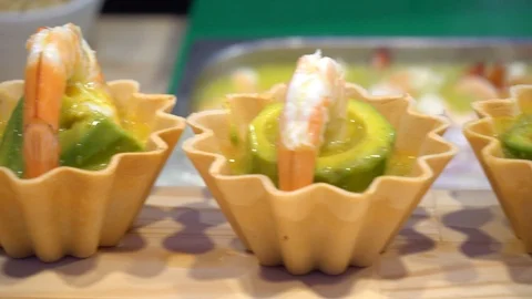 Shrimp In Serving Dish Close Up 库存影片 121673141