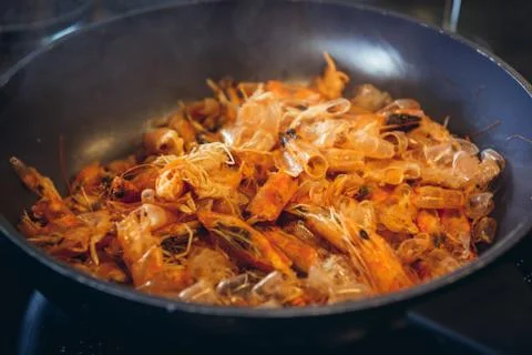 Shrimp shells fried on a pan - one of the steps of preparing shrimp sauce Foto stock