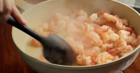 Shrimp turning orange while cooking in pan close up doneness process Vidéo 333325497