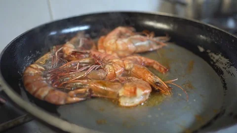 Shrimps baking in skillet Stock Footage 128569975