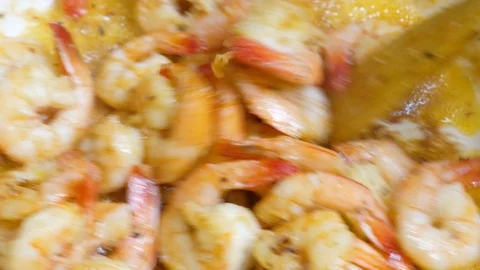 Shrimps cooking in a pan Video stock 112303949