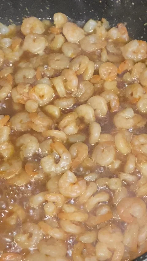 Shrimps in a pan Stock Footage 226170336