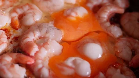 Shrimps in the pan fried with eggs Video stock 75011594